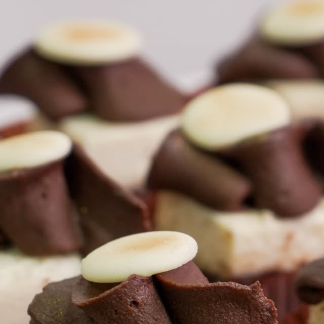 ✨ Trío de postres favoritos: Brownie Cheesecake chocolate, Cheesecake de frutos rojos y Brownie caramelo 🍫🫐🍯