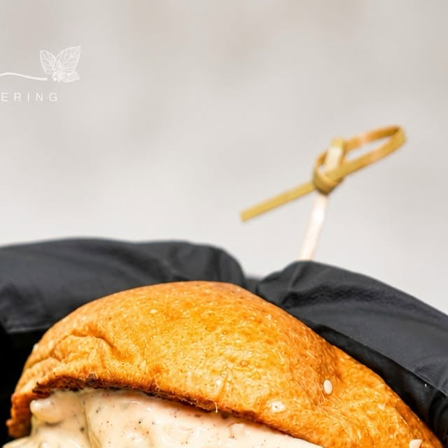 🔥 ¡Sándwiches y bocaditos artesanales! Pan doradito, pollo crocante y lechuga fresca para tus reuniones y eventos 🍔🤤