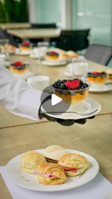 ☕🥐🍓 Desayuno corporativo servido a mesa: una experiencia elegante, cálida y de la más alta calidad.